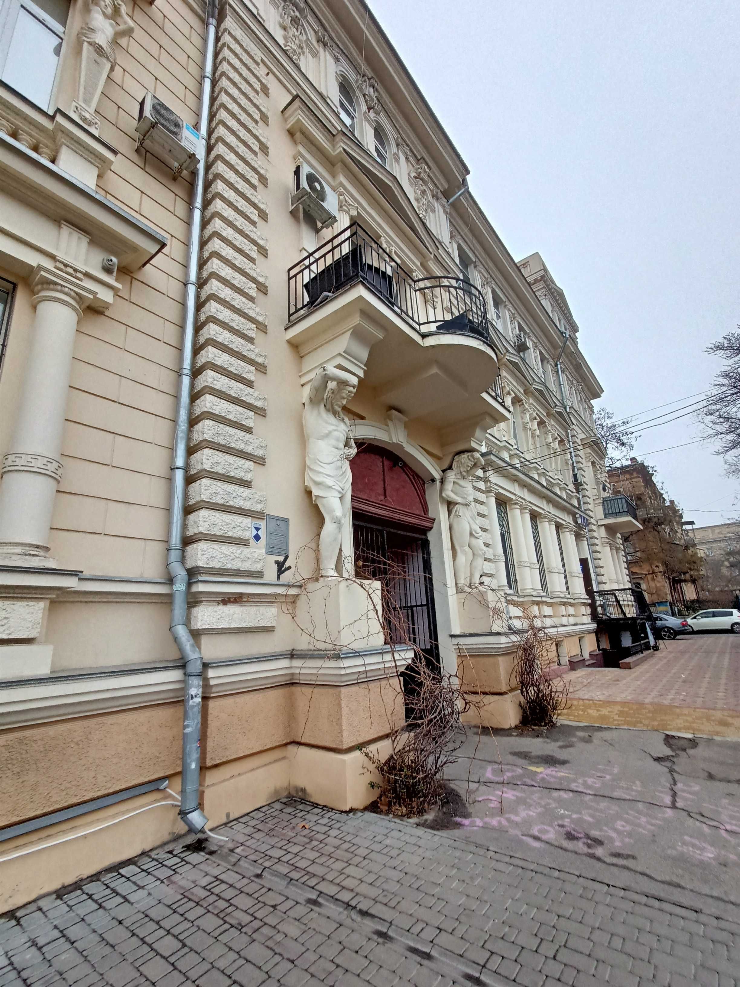 ВЫГОДНО!  Центр.  40 кв.м.  Балкон. Перспективно под сдачу.