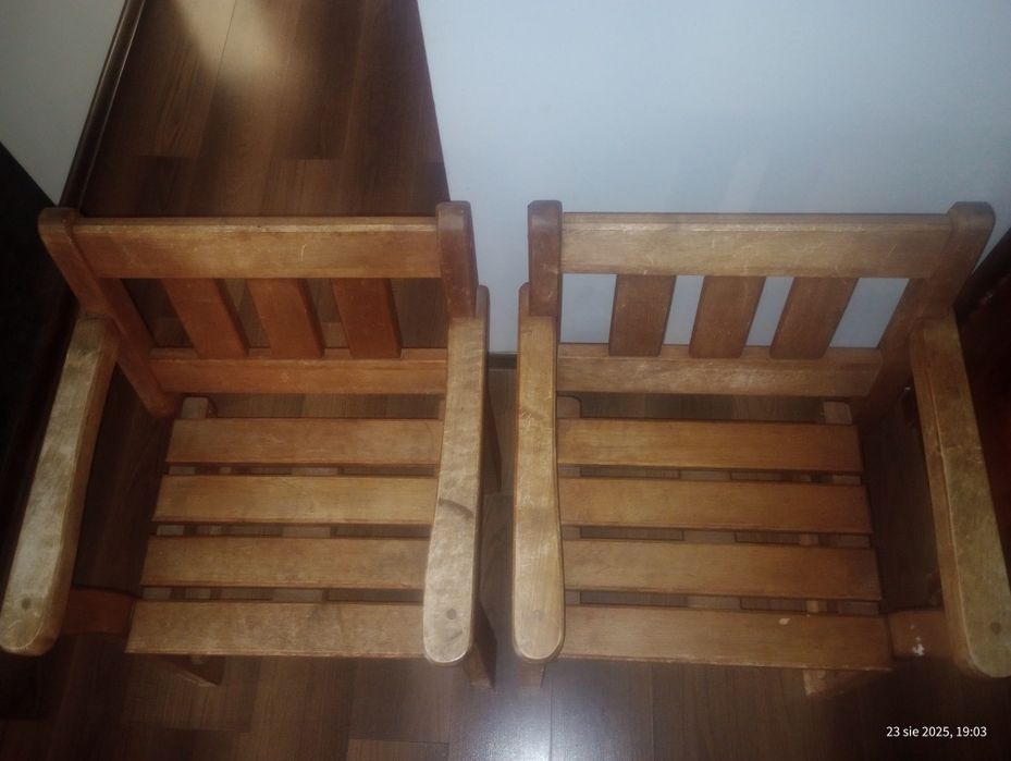 Solidne drewniane krzesła ogrodowe
