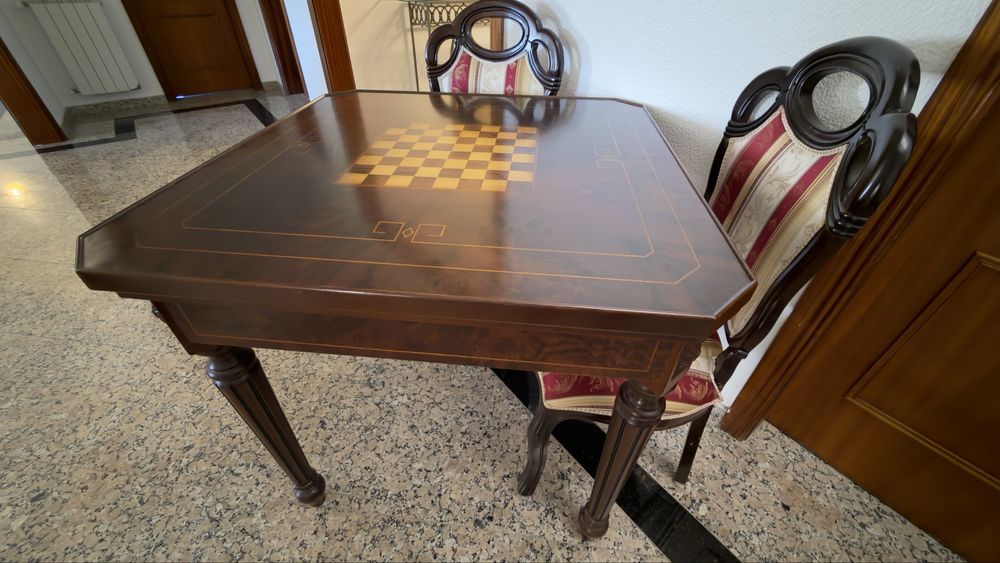 Mesa com varios jogos e cadeiras