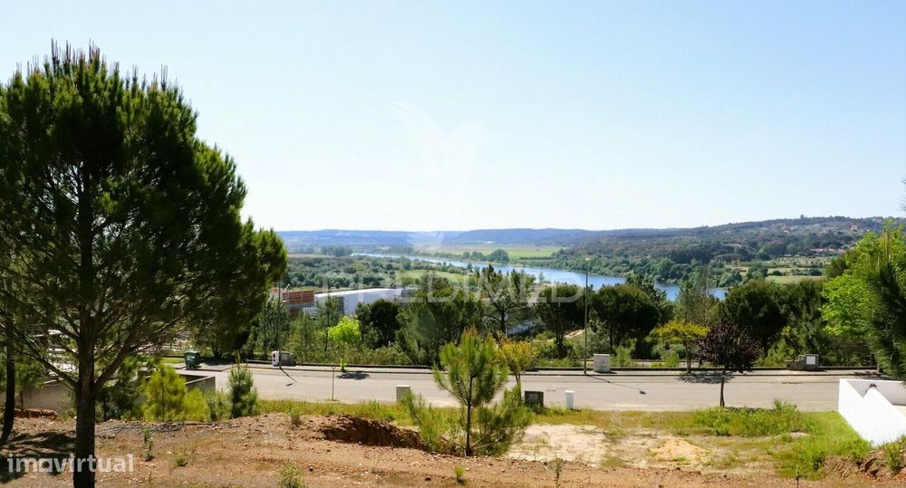 Lote para construção de moradia unifamiliar