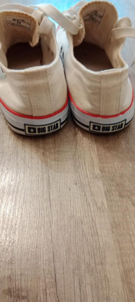 Buty damskie sportowe.