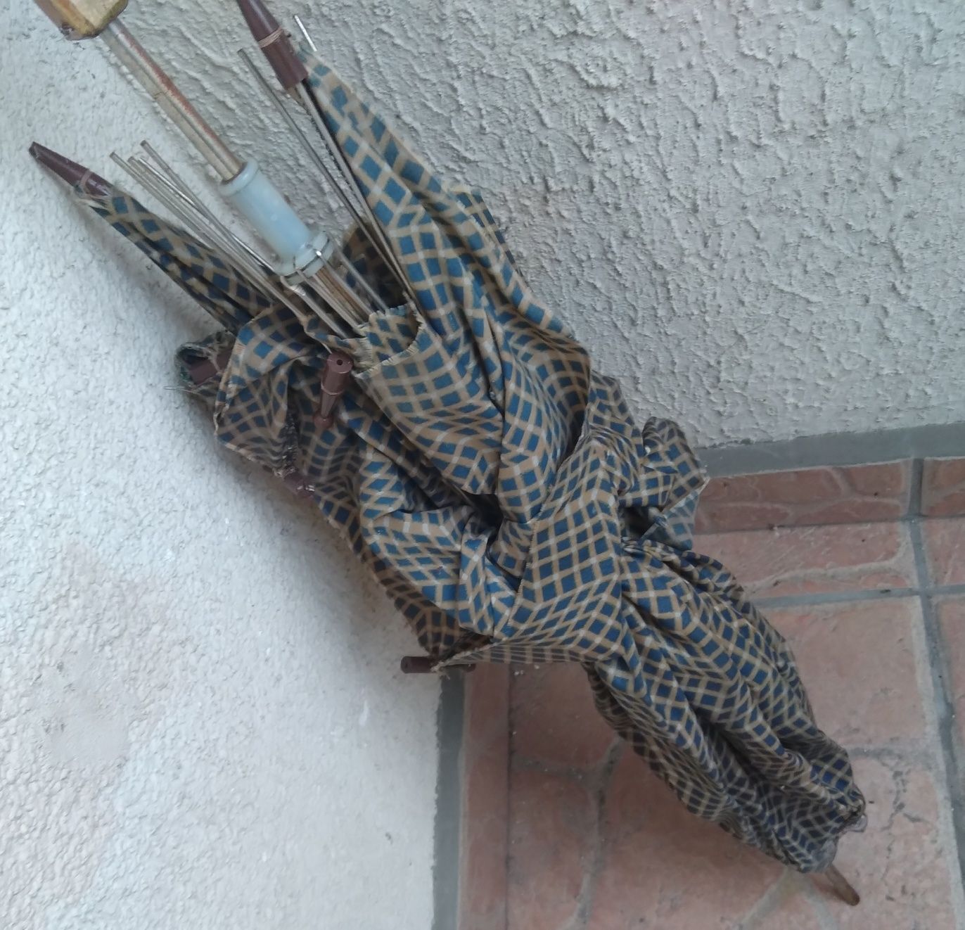 Antyczny parasol Vintage uszkodzony
