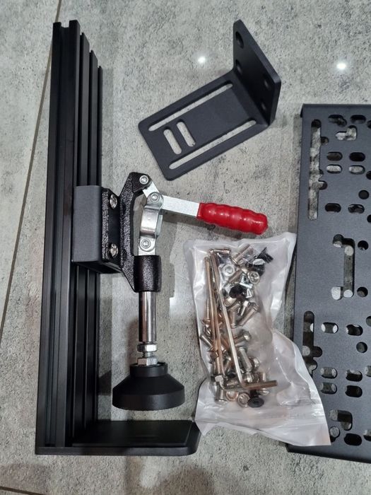 Uniwersalny uchwyt do biurka gemingowy