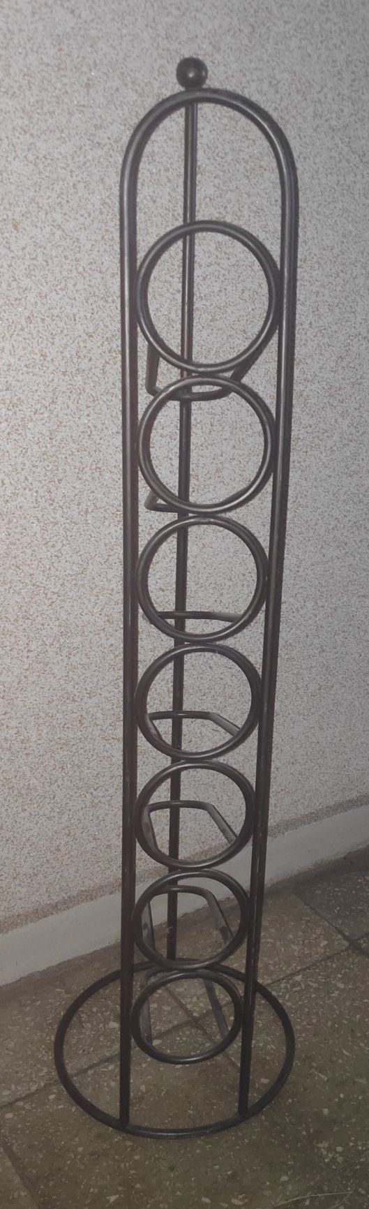 Stojak na wino, butelki, metaloplastyka