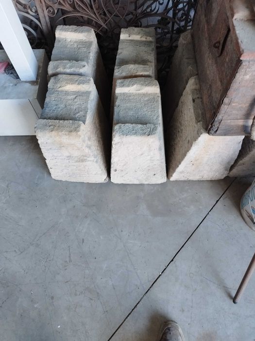 Pedras antigas para suportar barris o preço é por cada uma