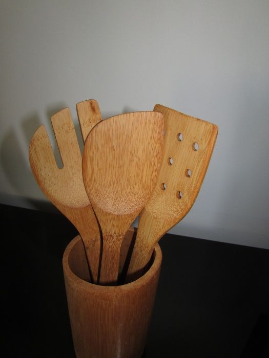 Conjunto utensílios de cozinha em bambu da LOJA DO GATO PRETO