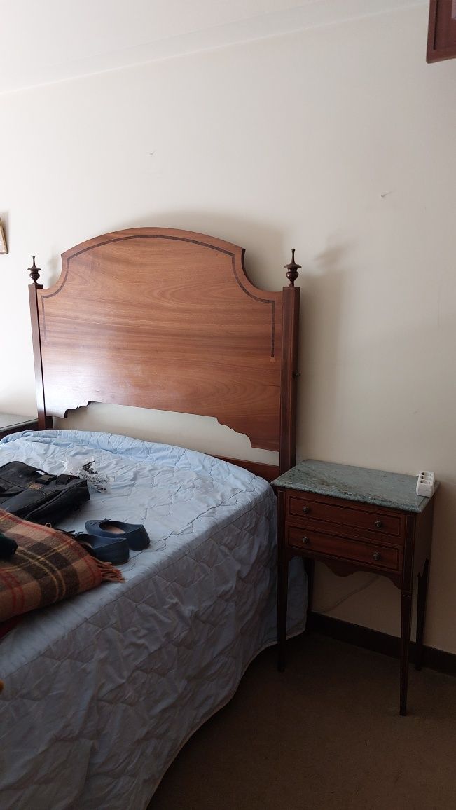 Cama e 2 mesas de cabeceira com pedra mármore e embutidos. E colchão.