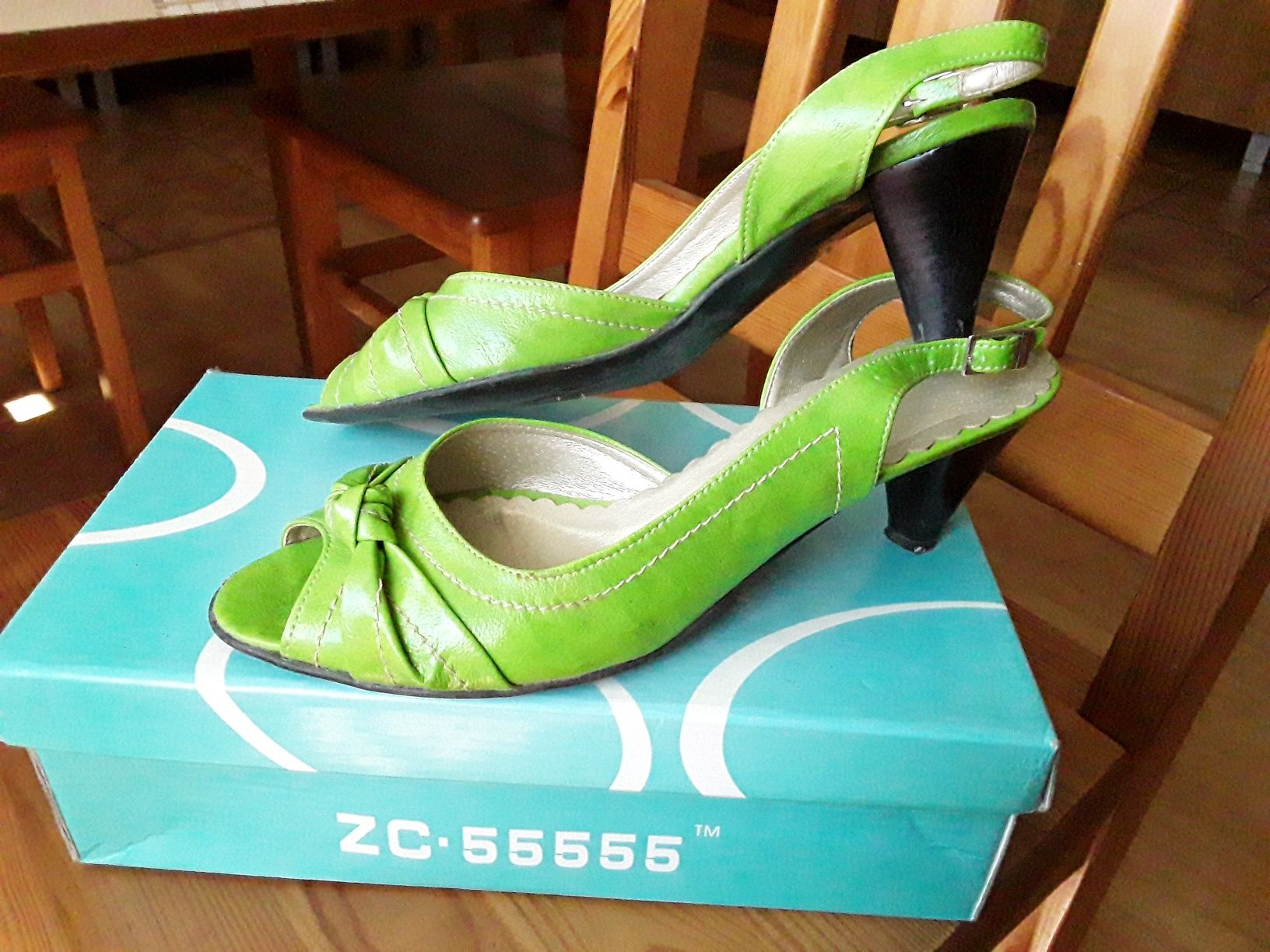 Piękne Zielone sandały r.39