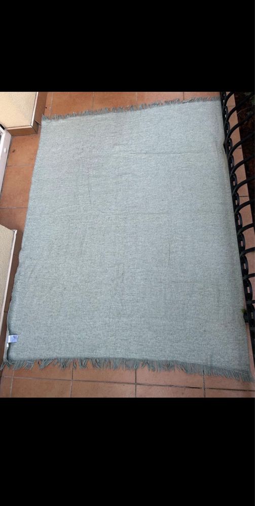 Miętowy koc H&M Home z dłuższym włosiem i frędzlami 130×170 cm