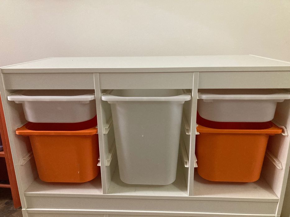 Móvel organizador infantil com caixas coloridas.