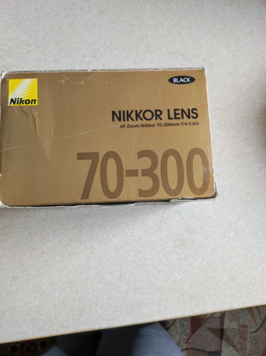 Об'єктив Nikon 70-300