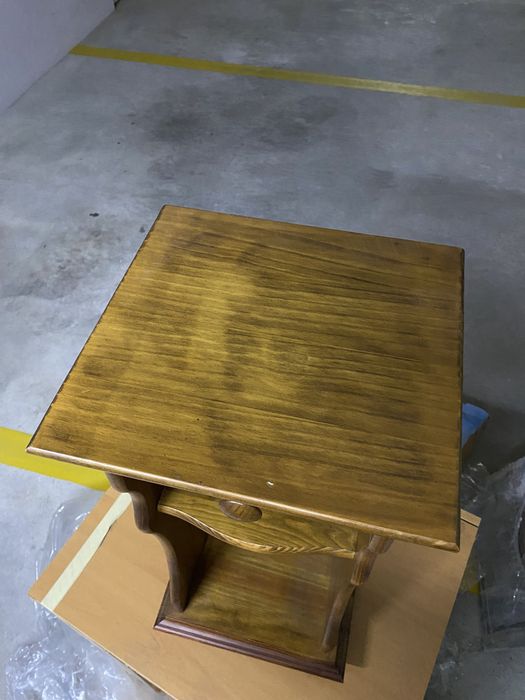 Móvel castanho maciço decorativo de apoio