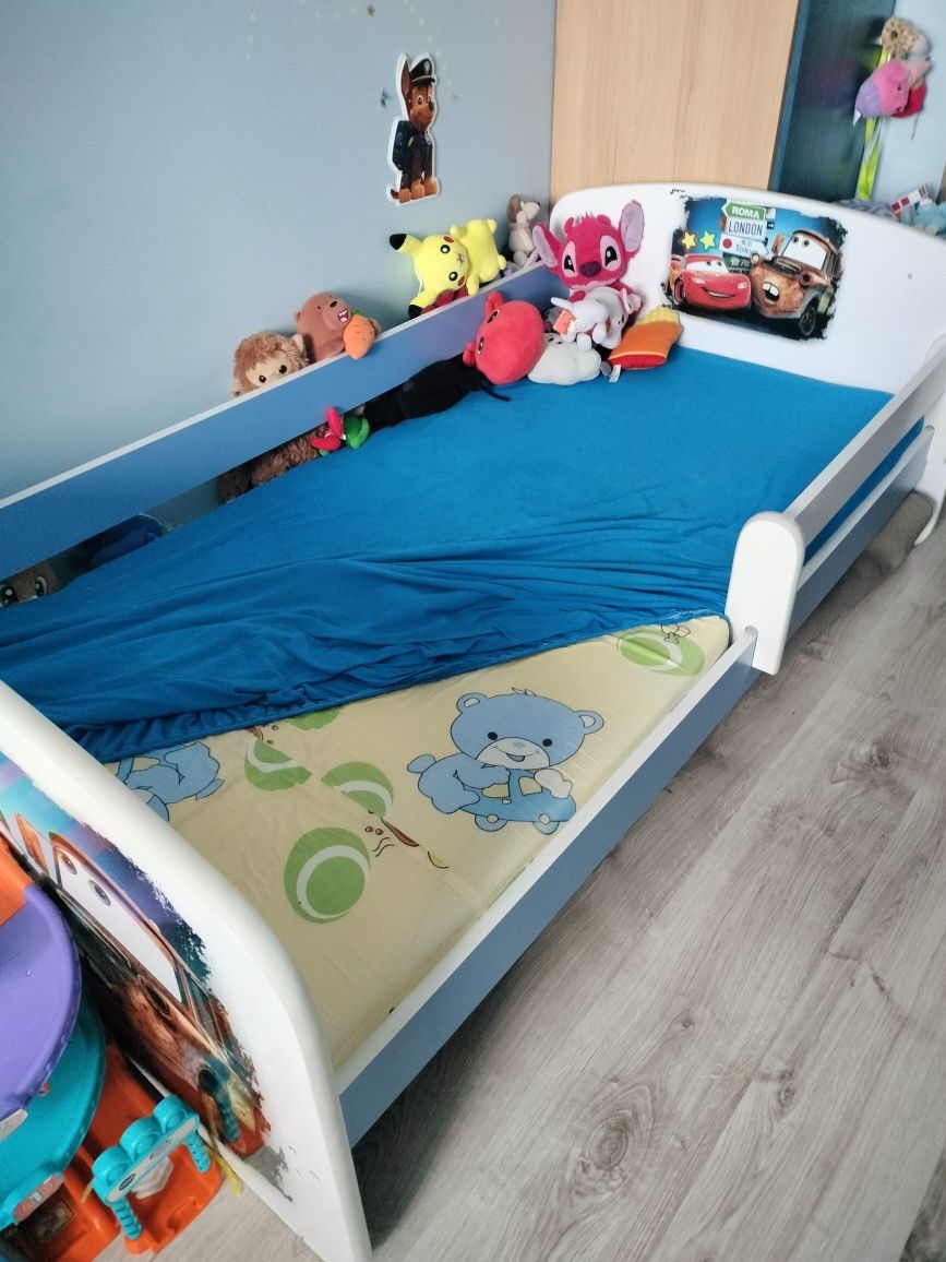 Łóżko dziecięce z materacem, prześcieradlem , ochraniczem komplet  z b