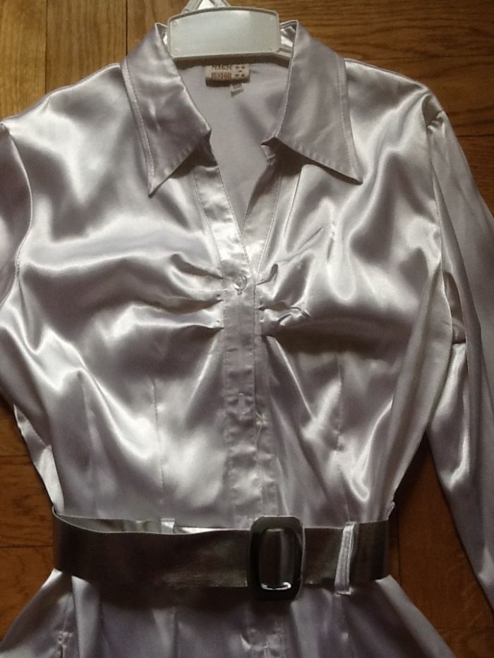 Нарядная атласная школьная блузка с серебряным поясом