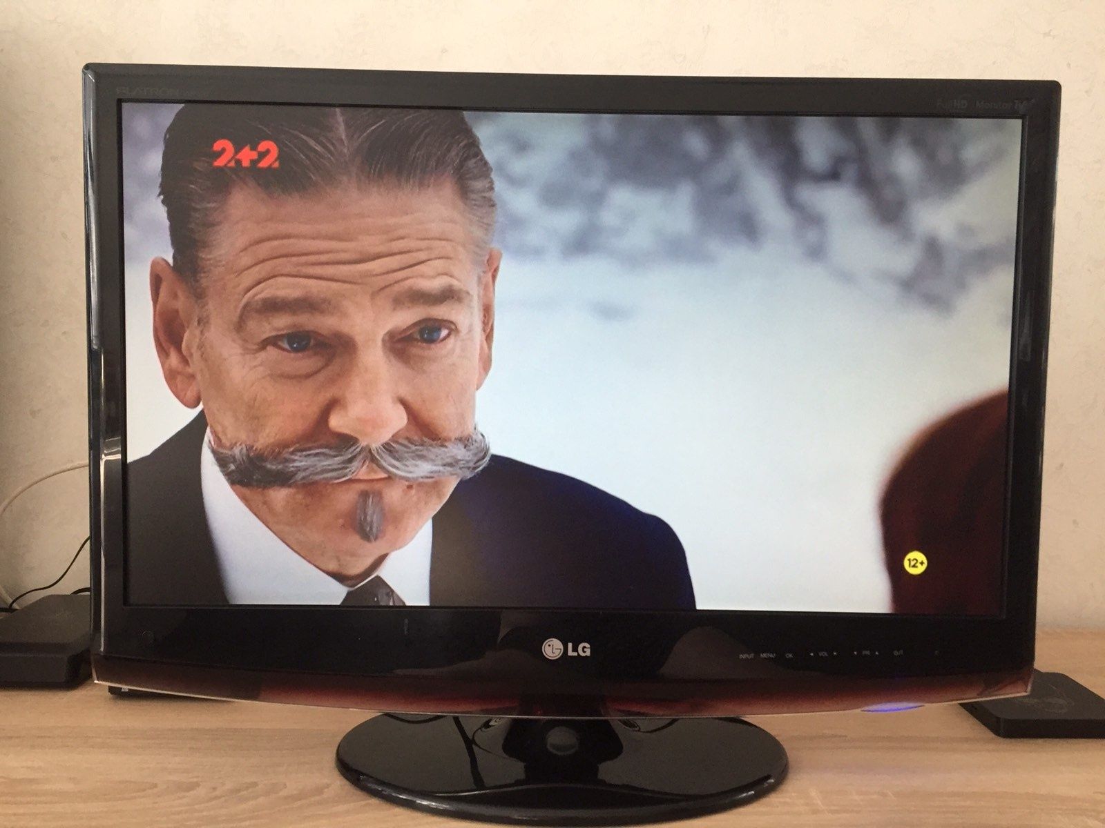 Шикарный LG 27" диагональ Full HD.