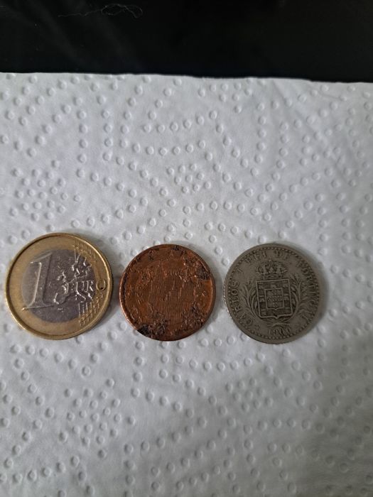 Vendo 2 moedas resuradas e uma  de 100 reis do ano 1900