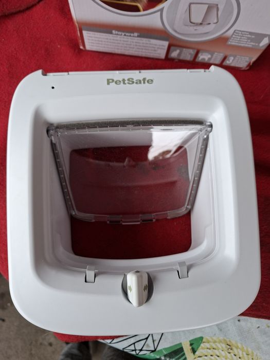 klapka dla kota PetSafe Microchip Cat Flap, która działa na mikrochip.