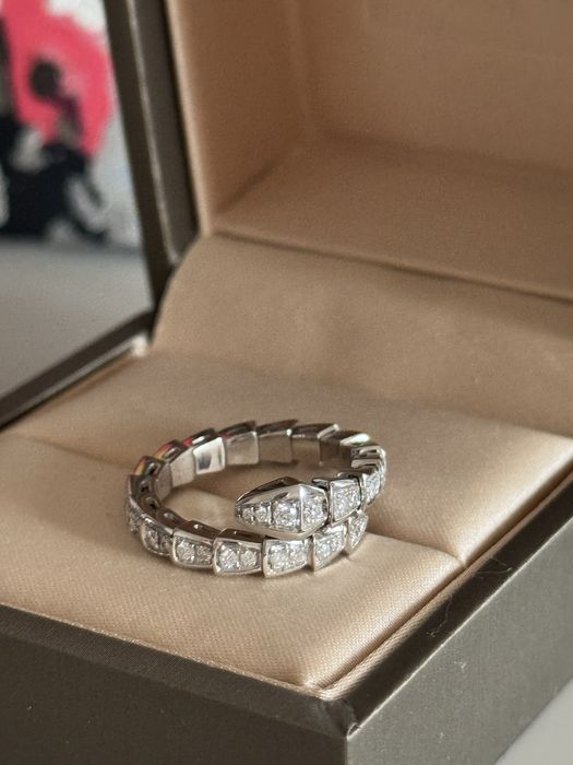 Обручка з білого золота з діамантами bulgari serpenti
