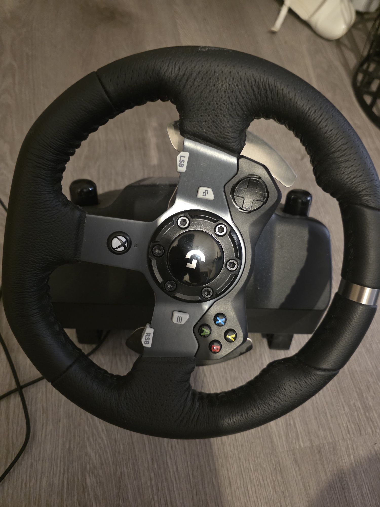 Kierownica Logitech  z pedałami do Xbox