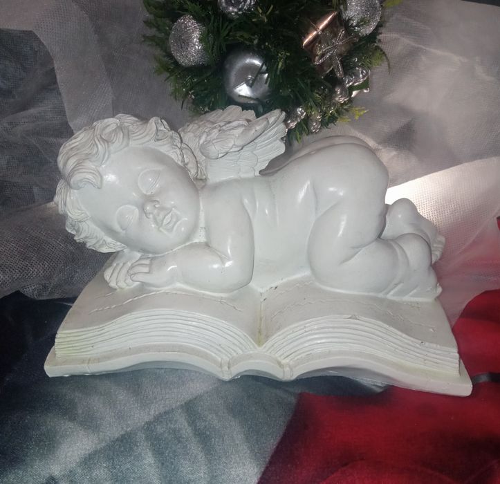 Biała Figurka Śpiącego Anioła na książce