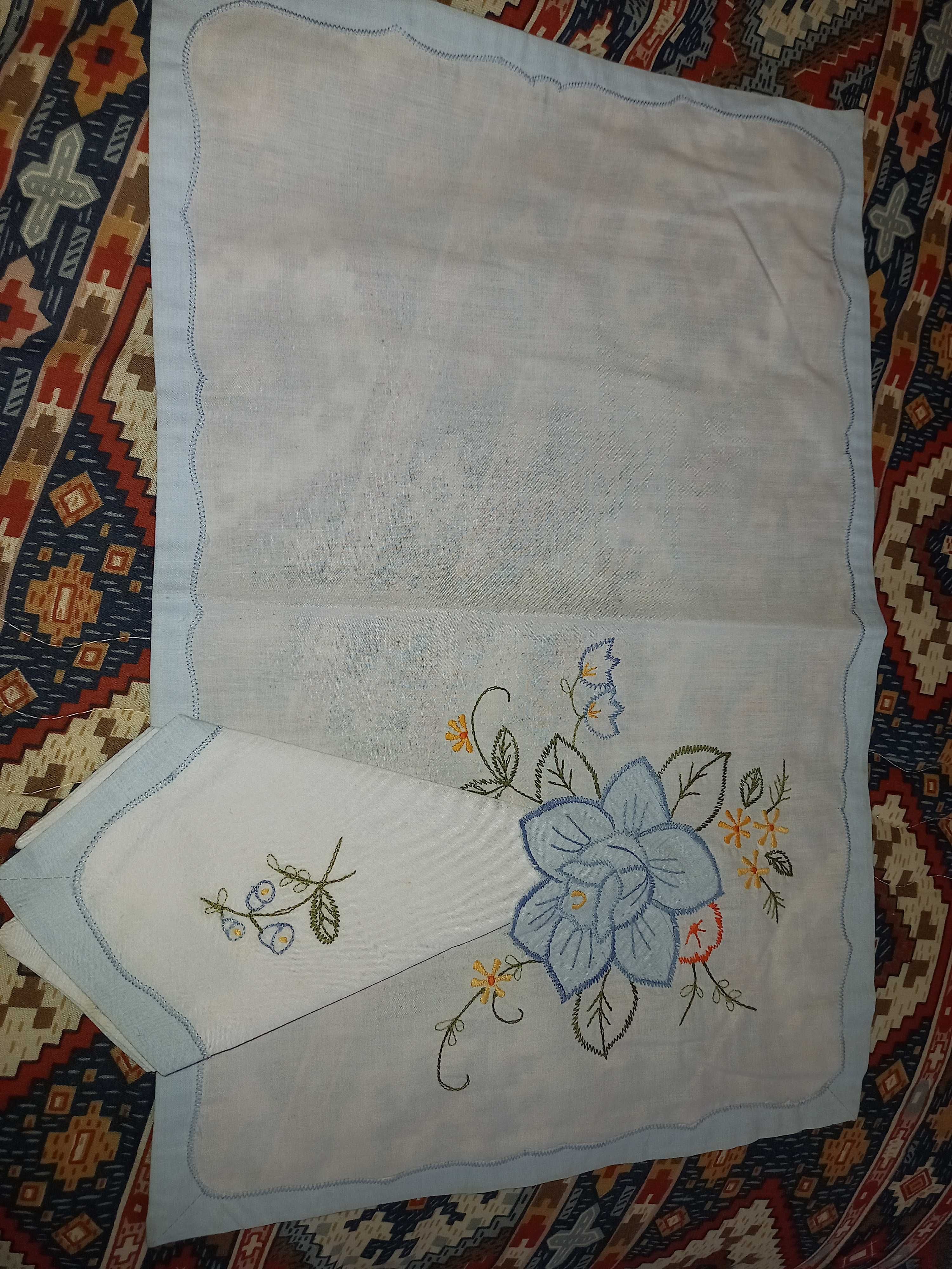 Individuais com guardanapos de tecido, bordados - Local