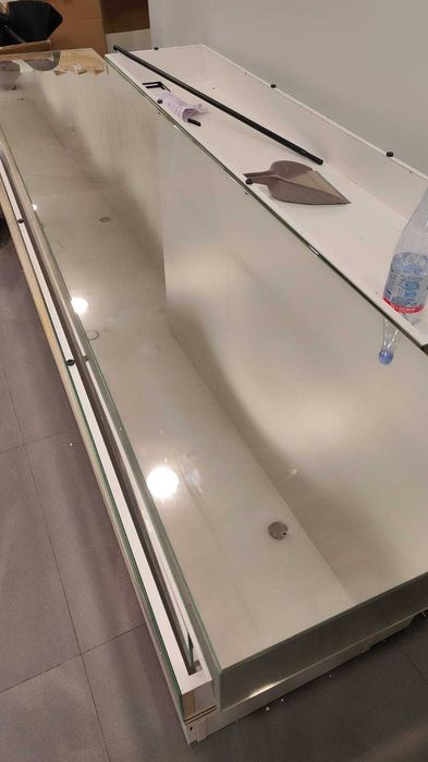 półki szklane lezące