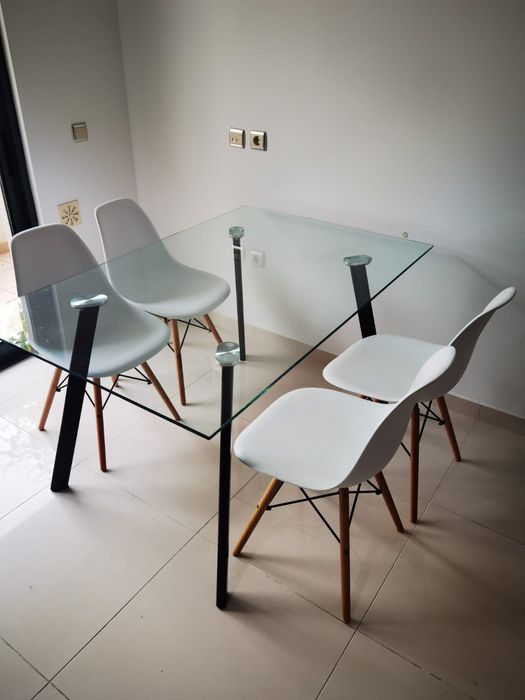 Mesa de vidro com 4 cadeiras