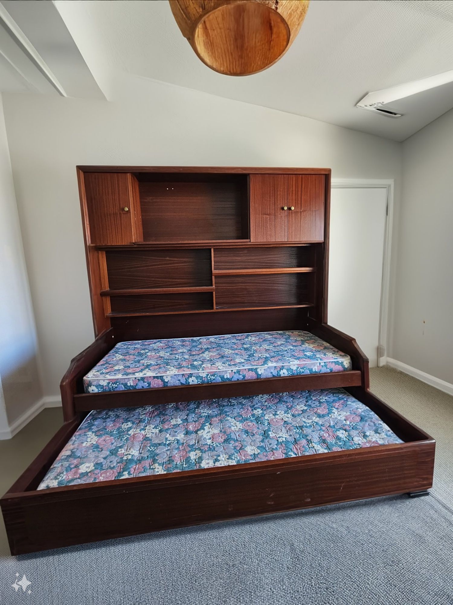 Móvel sala com duas camas individuais