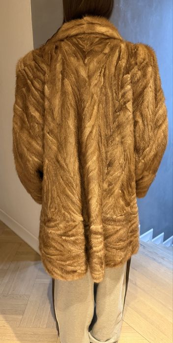 Karmelowe futerko z norek, z kołnierzem i kieszeniami