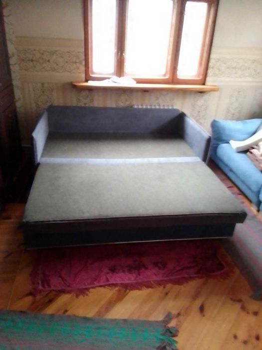 Диван с огромным спальным местом.