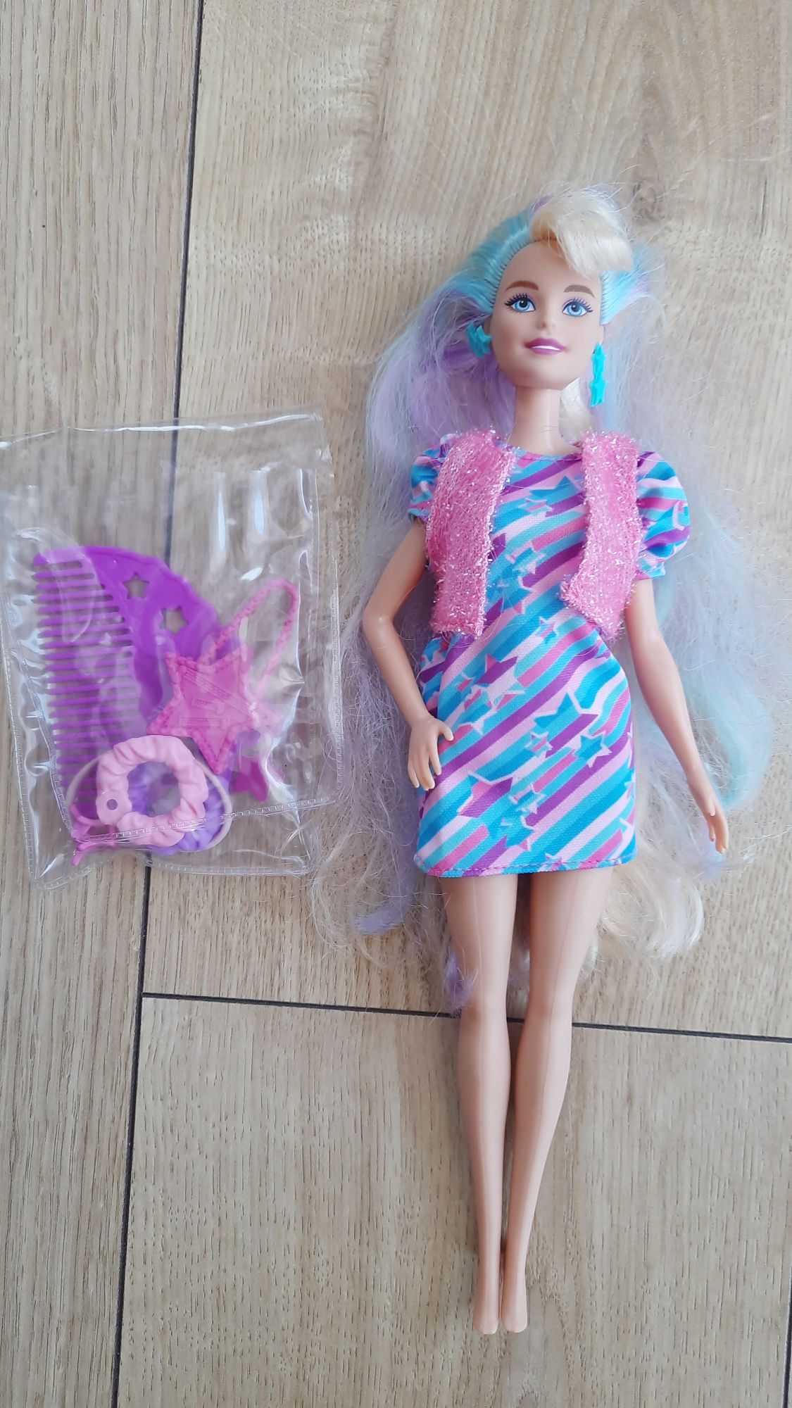 Śliczna Barbie z akcesoriami do włosów