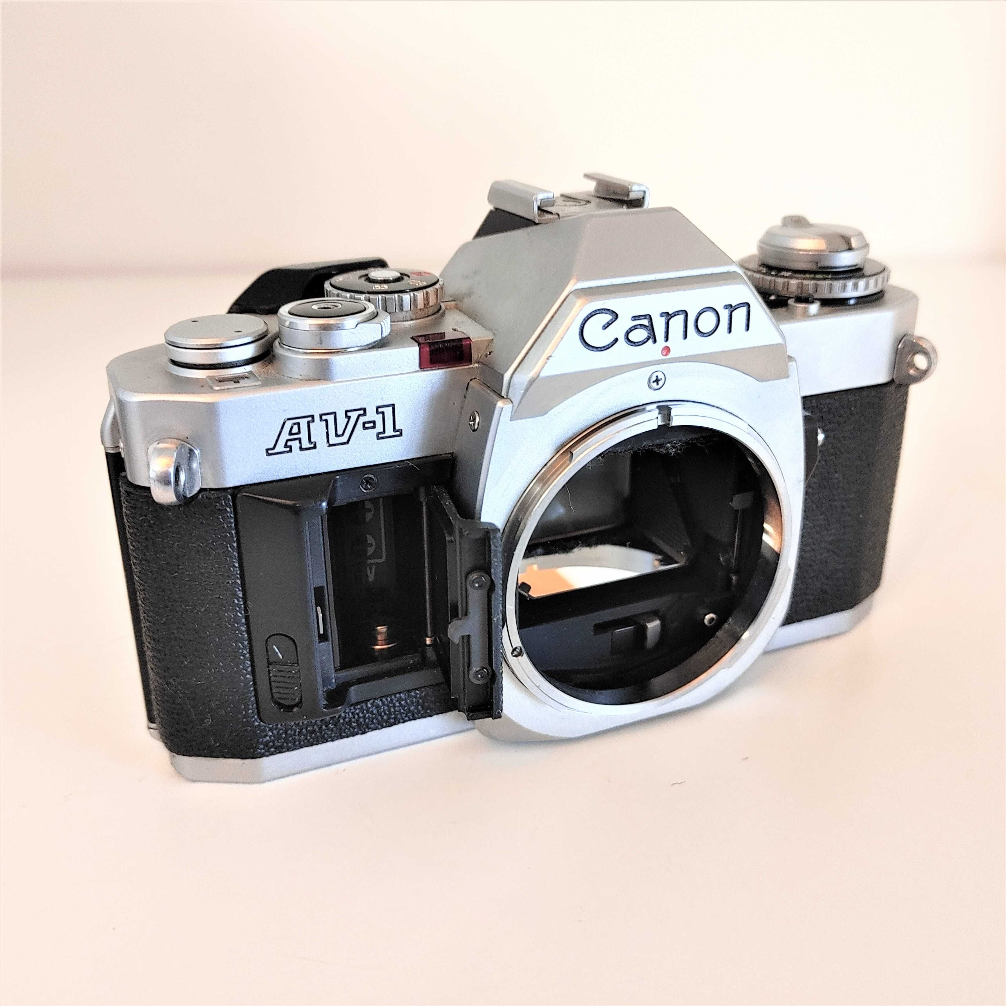 Kultowy aparat Canon AV-1 z obiektywem  Canon Lens FD 35-70mm F4