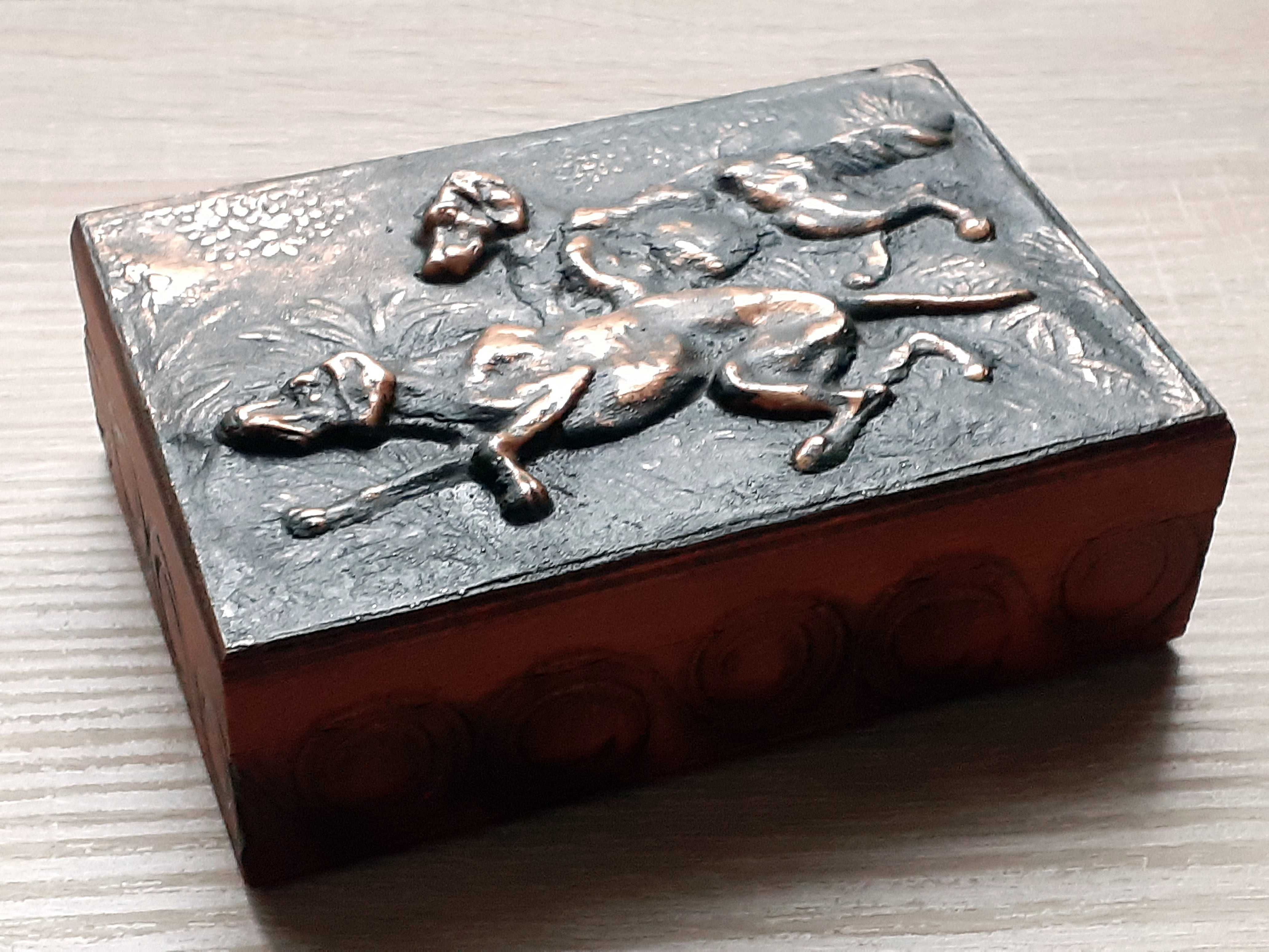 drewniana szkatułka z metaloplastyką