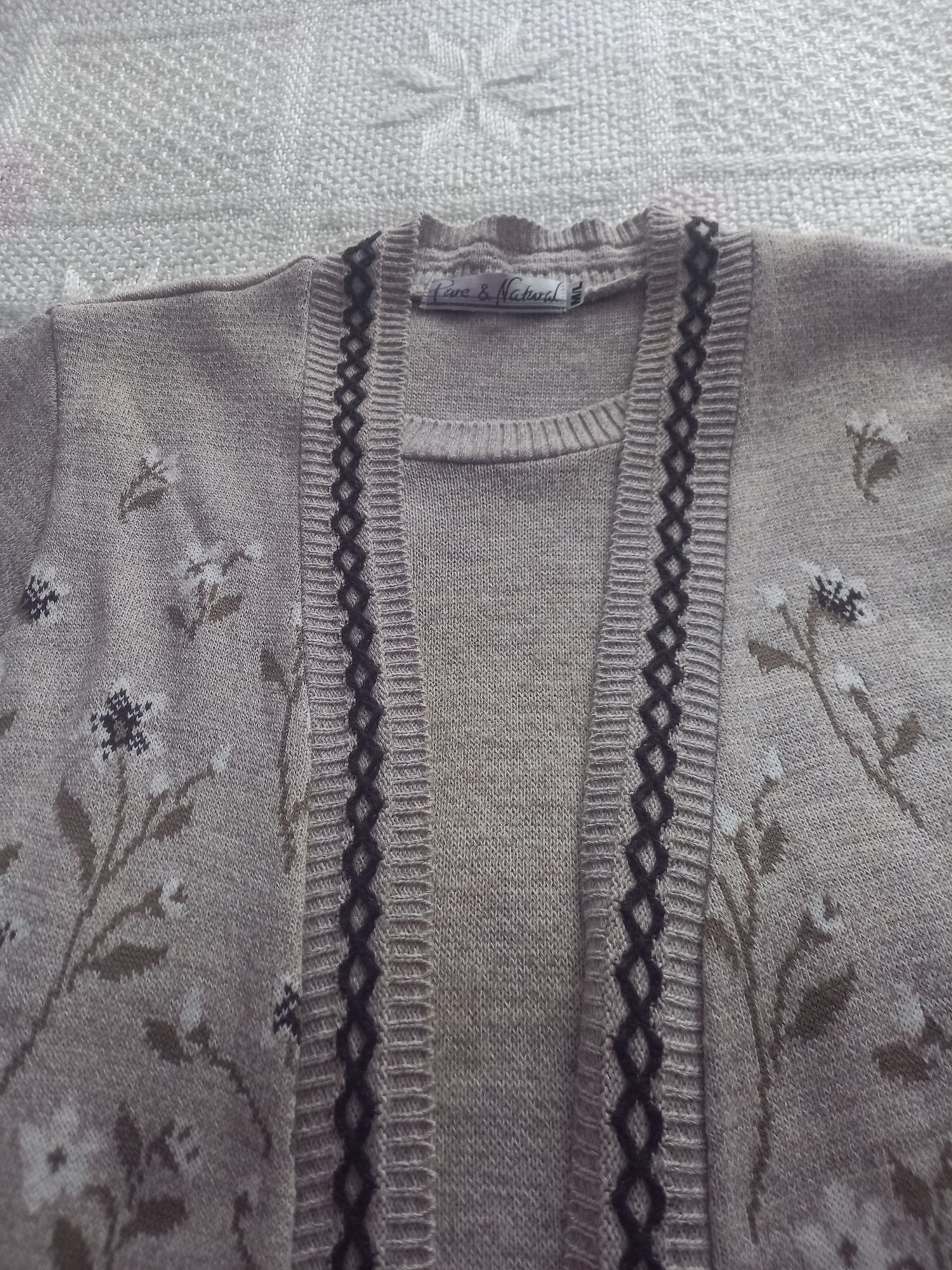 Ciekawy sweter z kwiatowym wzorem