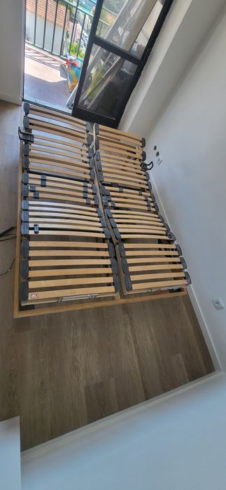 Cama com 2 estrados ortopédicos independentes