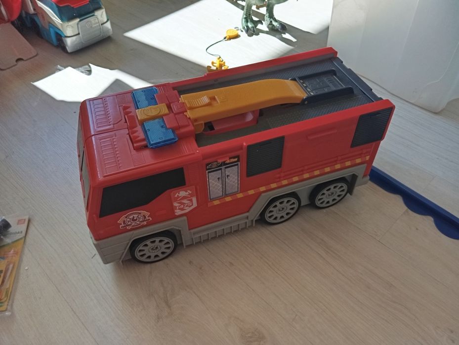 Camião dos Bombeiros com som
Portátil 
Abre em modo pista

Muito estim