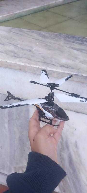 Helicóptero telecomandado com Comando