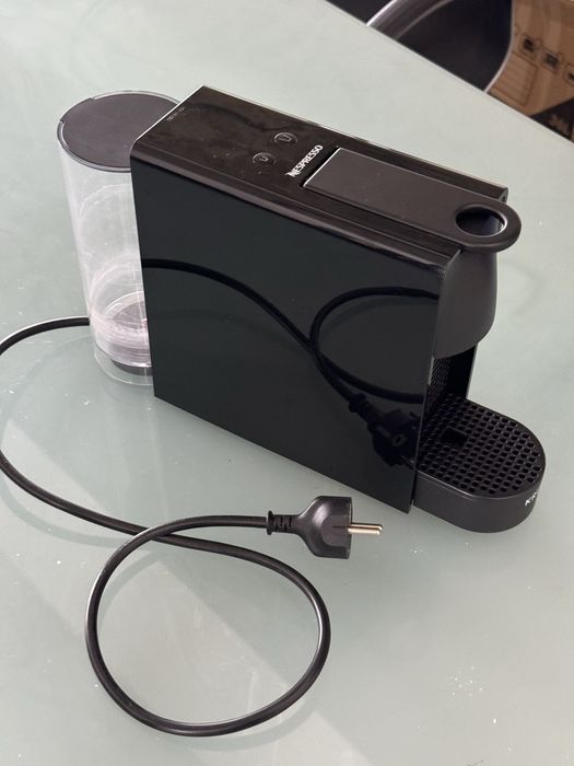 Maquina de cafe nespresso preta.