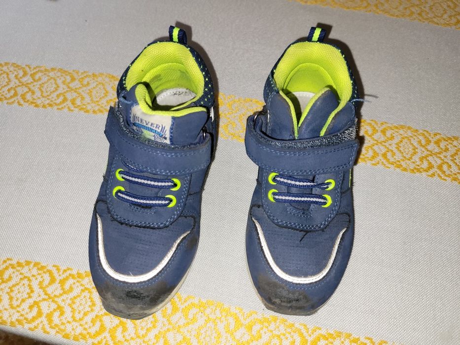 Buty sportowe skórzana wkładka rozm. 26