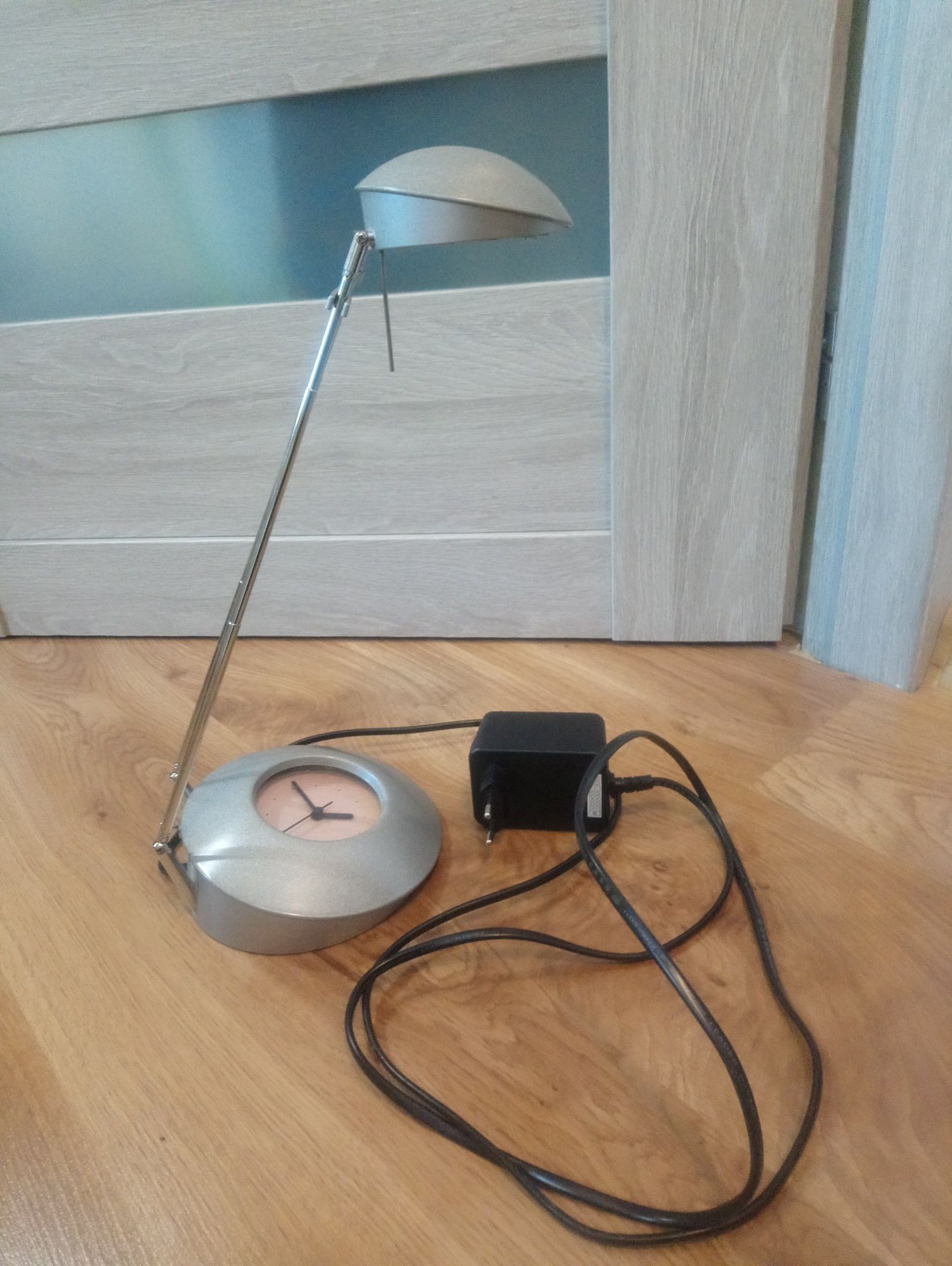 Lampka biurkowa z zegarem
