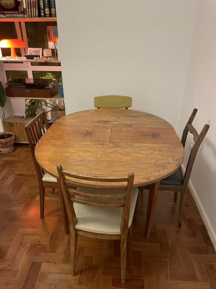 Mesa de jantar extensível em madeira maciça