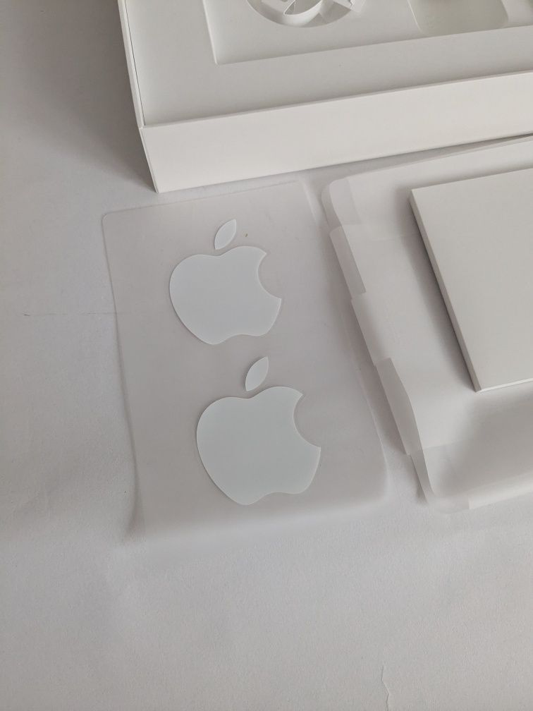 Pudełko iPad 9th generation 64 GB z naklejkami