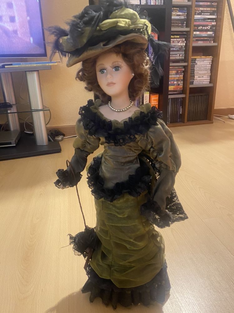 Boneca em porcelana