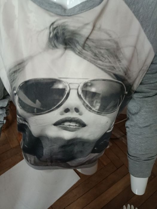 Szara bluza z grafiką matki Top secret