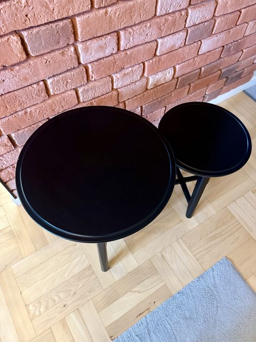 Dwa drewniane stoliki kawowe czarne IKEA KRAGSTA stan bardzo dobry