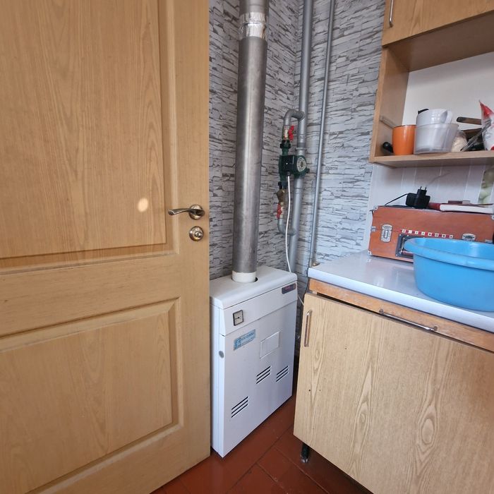 Горенка.  Будинок з великою ділянкою.