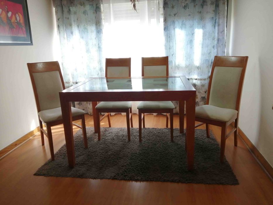 Mesa de jantar extensível com quatro cadeiras