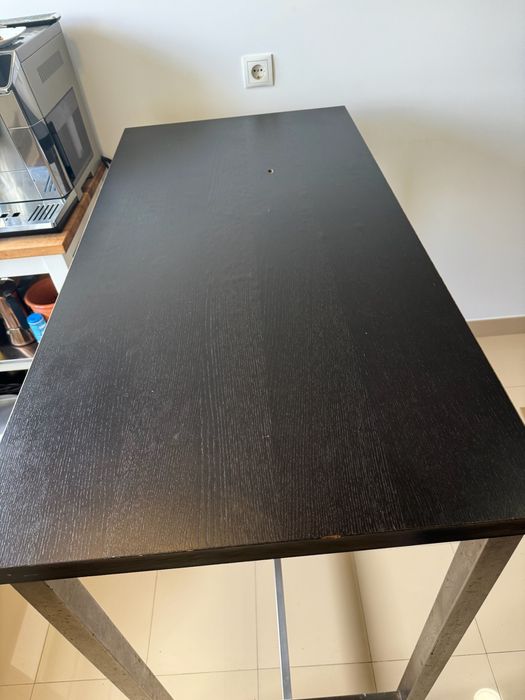 Mesa alta e bancos altos