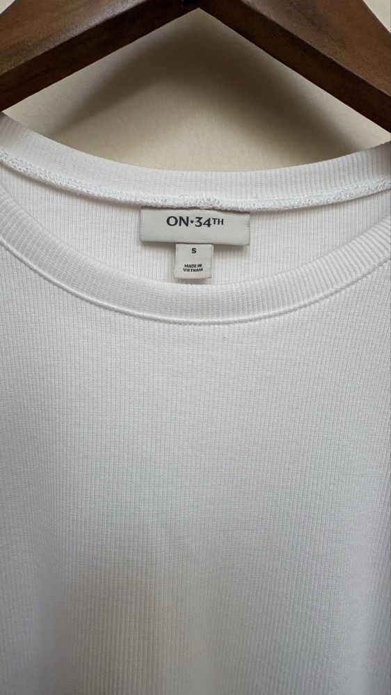 T-shirt de algodão com mangas balao em tecido.