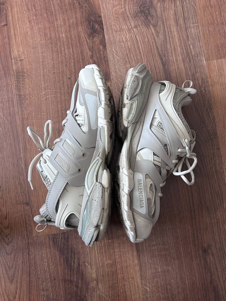 Balenciaga track 1